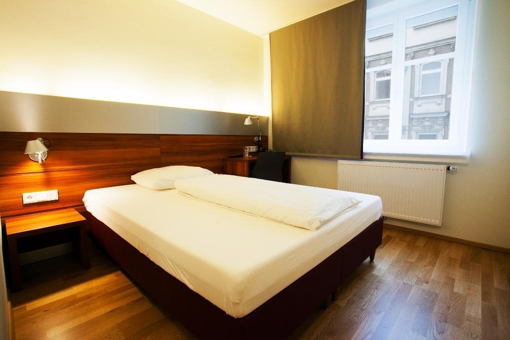 Hotel Schwarzer Bar Linz Room photo